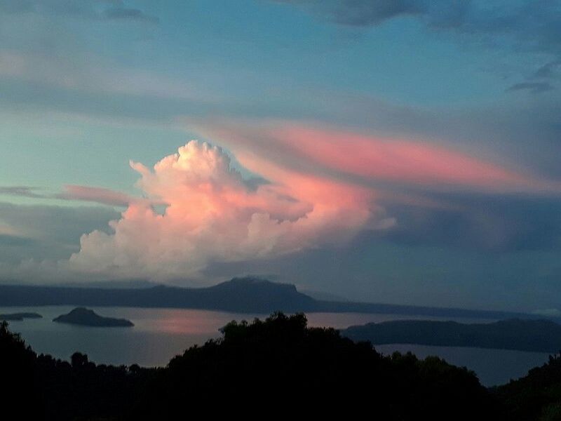 SCENIC VIEW OF SILHOUETTE MOUNTAINS AGAINST SKY