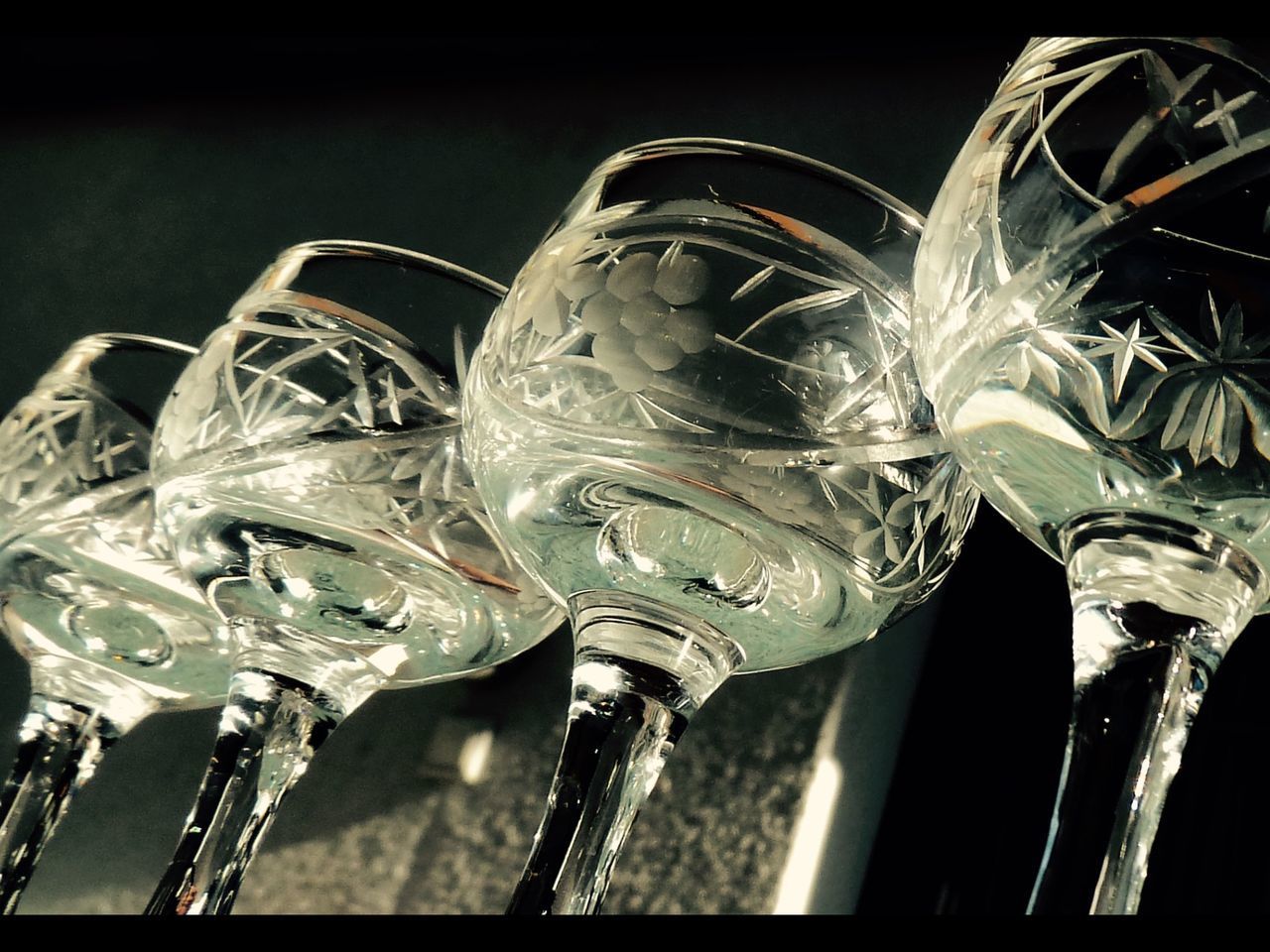 CLOSE-UP OF WINE GLASS ON TABLE