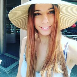 Portrait of smiling young woman in hat