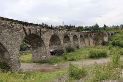 Arch bridge against sky
