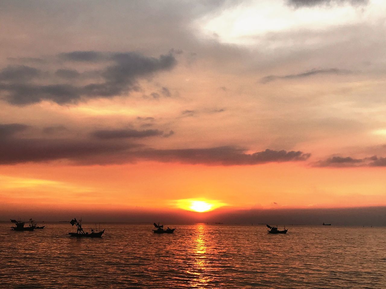 SCENIC VIEW OF SEA AGAINST SKY AT SUNSET