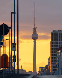 Berliner fernsehturm im abendlicht