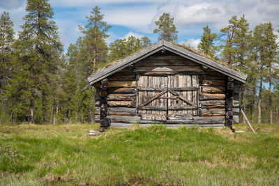 Abandoned barn on field against sky