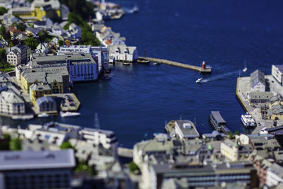 Tilt-shift image of city by sea