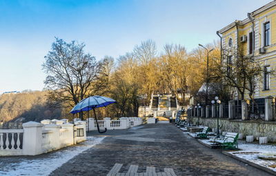 Kamianets-podilskyi, ukraine 01.07.2020. kamianets-podilskyi city park in the early winter morning