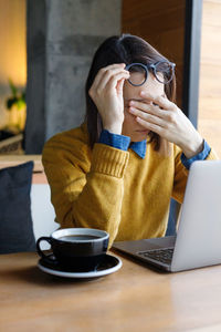 Man drinking coffee cup on table