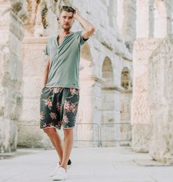 Full length of man wearing sunglasses outdoors