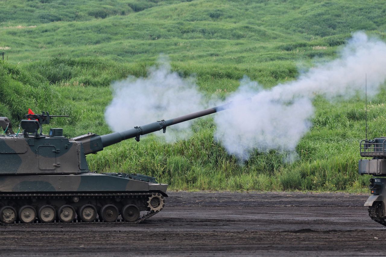 weapon, military, war, cannon, armored tank, history, smoke - physical structure, day, outdoors, army, canon, no people, steam train