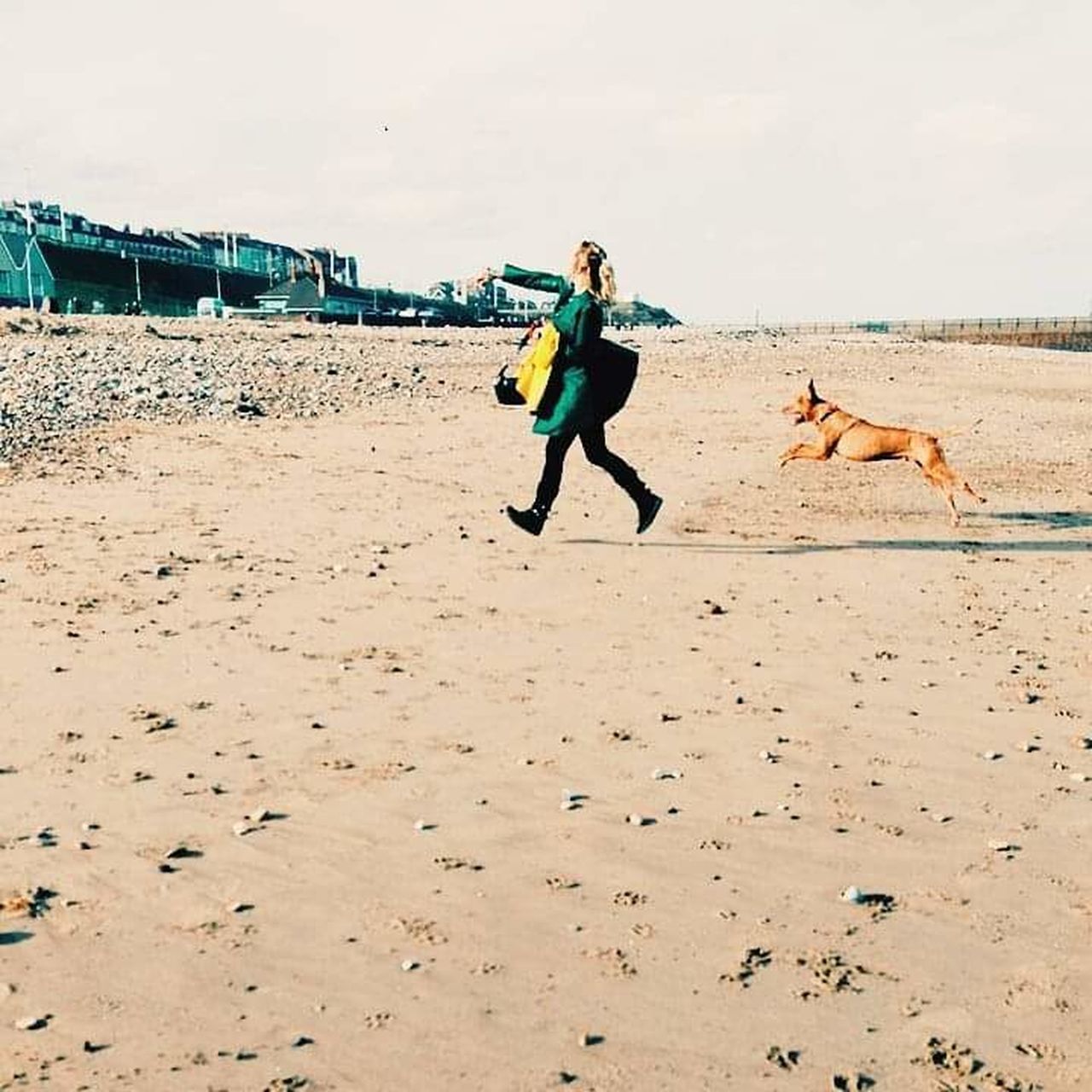 FULL LENGTH SIDE VIEW OF MAN RUNNING ON BEACH