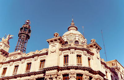 Low angle view of edificio de correos against blue sky