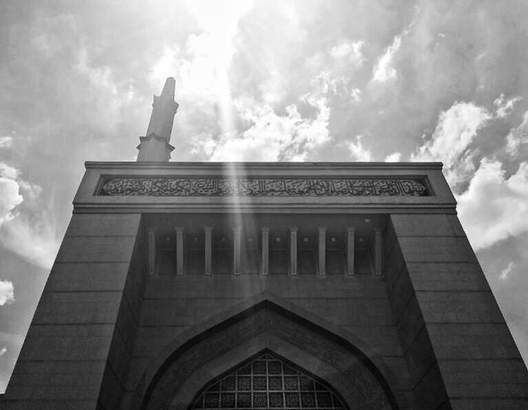 LOW ANGLE VIEW OF STATUE OF BUILDING AGAINST CLOUDY SKY