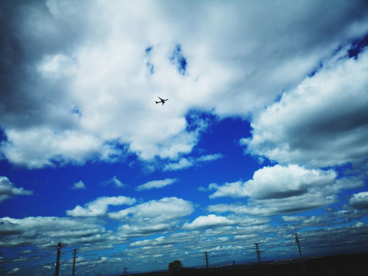 LOW ANGLE VIEW OF AIRPLANE FLYING AGAINST SKY