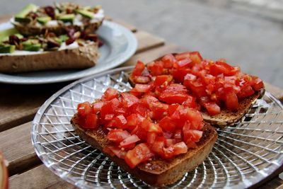 Close-up of avocado and tomatoe bread food in plate on table