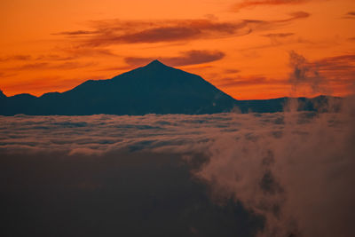 Spectacular sunset above the clouds of the teide volcano national park on tenerife.