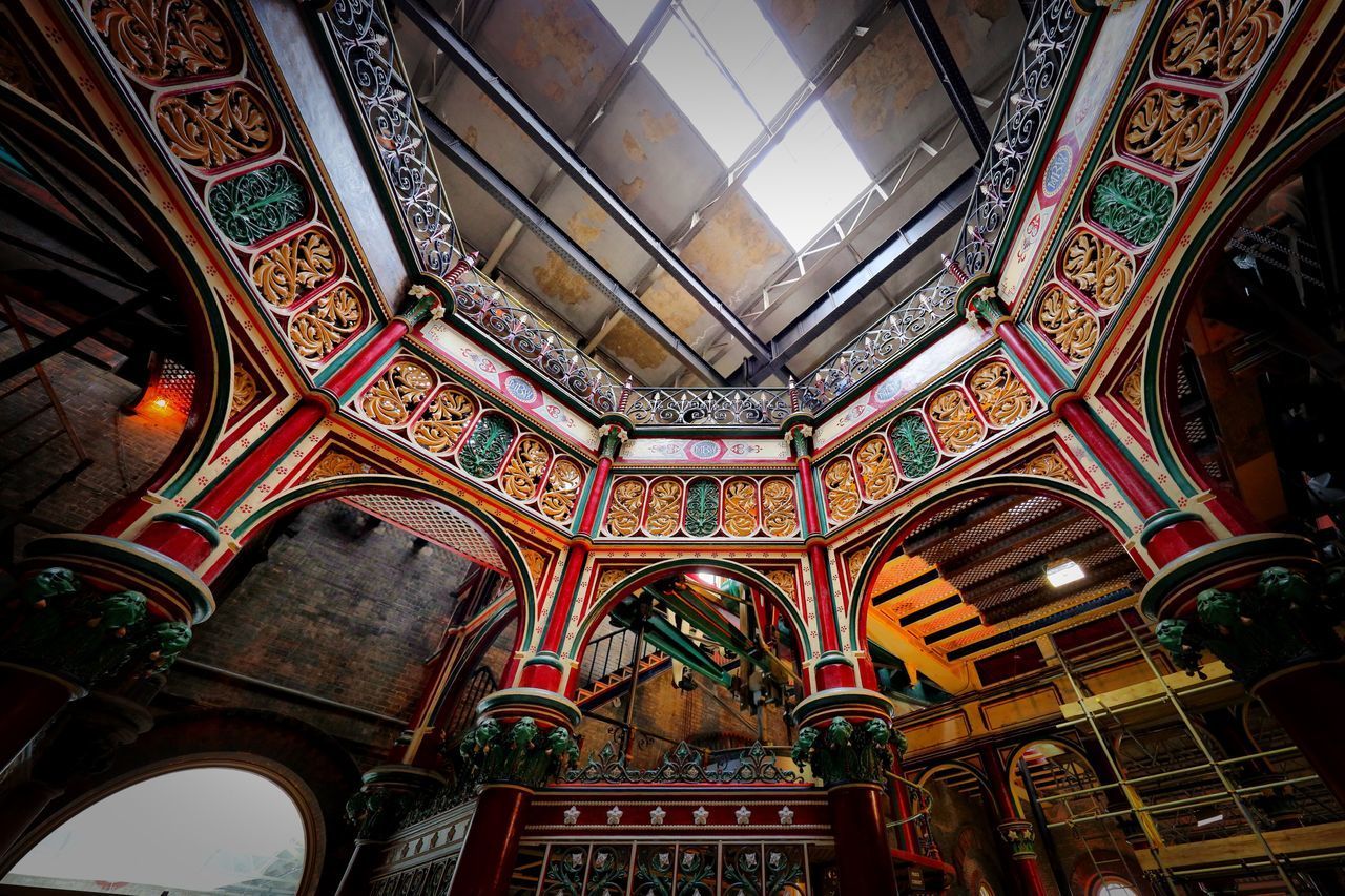 LOW ANGLE VIEW OF CEILING IN BUILDING