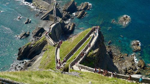 High angle view of great wall of china and sea