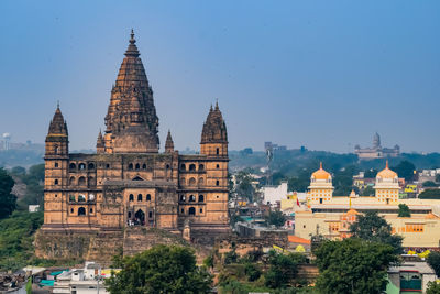 Beautiful view of orchha palace fort, raja mahal and chaturbhuj temple from jahangir mahal, orchha