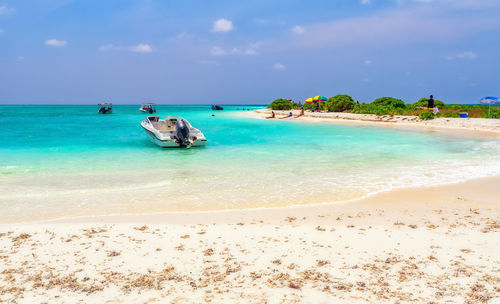 One of the many beautiful beaches somewhere in the maldives.