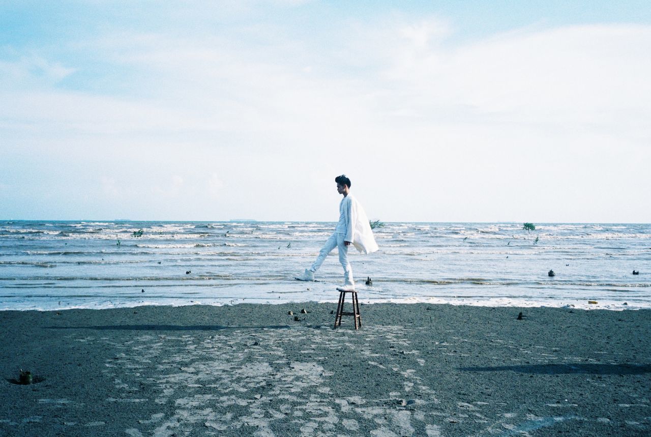 sea, horizon over water, beach, sky, water, shore, tranquil scene, tranquility, scenics, beauty in nature, nature, sand, full length, idyllic, day, cloud - sky, leisure activity, bird