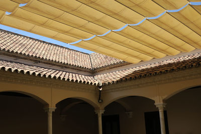 Roof with tiles and windshield