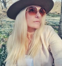 Portrait of young woman in sunglasses