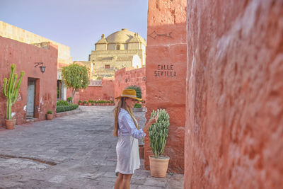 Young tourists exploring the santa catalina monastery, convento de santa catalina, arequipa, peru