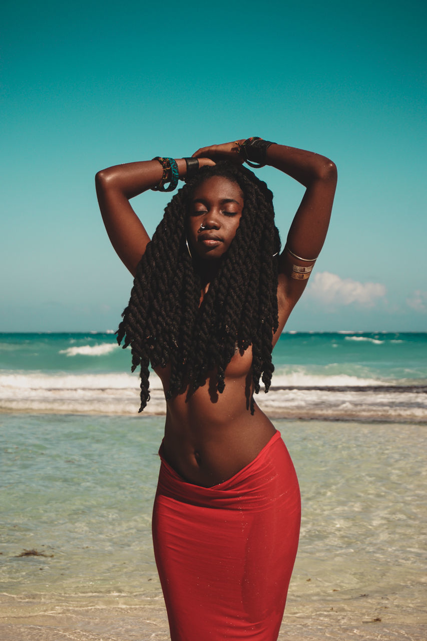 sea, beach, young adult, looking at camera, portrait, person, water, horizon over water, young women, lifestyles, front view, leisure activity, smiling, shore, casual clothing, standing, vacations