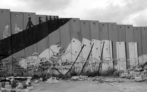 Painting on tseparation wall between israel and palestinian territory, beit jalla refugee camp