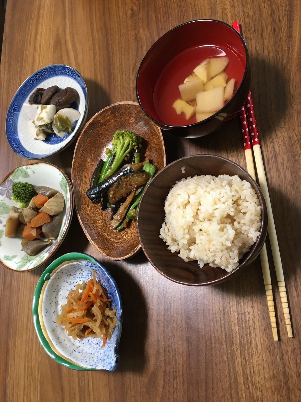 table, bowl, food and drink, food, freshness, healthy eating, high angle view, ready-to-eat, wellbeing, still life, rice - food staple, indoors, meal, no people, vegetable, rice, wood - material, variation, choice, plate, japanese food