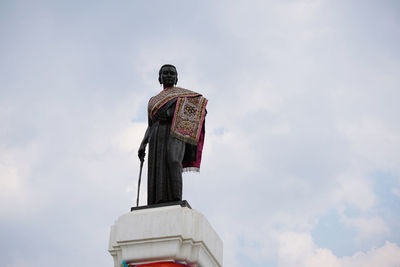 thao suranaree monument is a person in thai history as a heroine