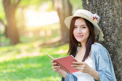 Portrait of a smiling young woman wearing hat