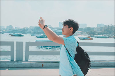 Side view of young man looking at cityscape