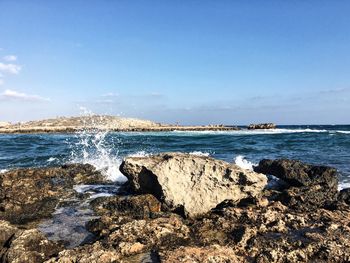 Waves splashing on rocks