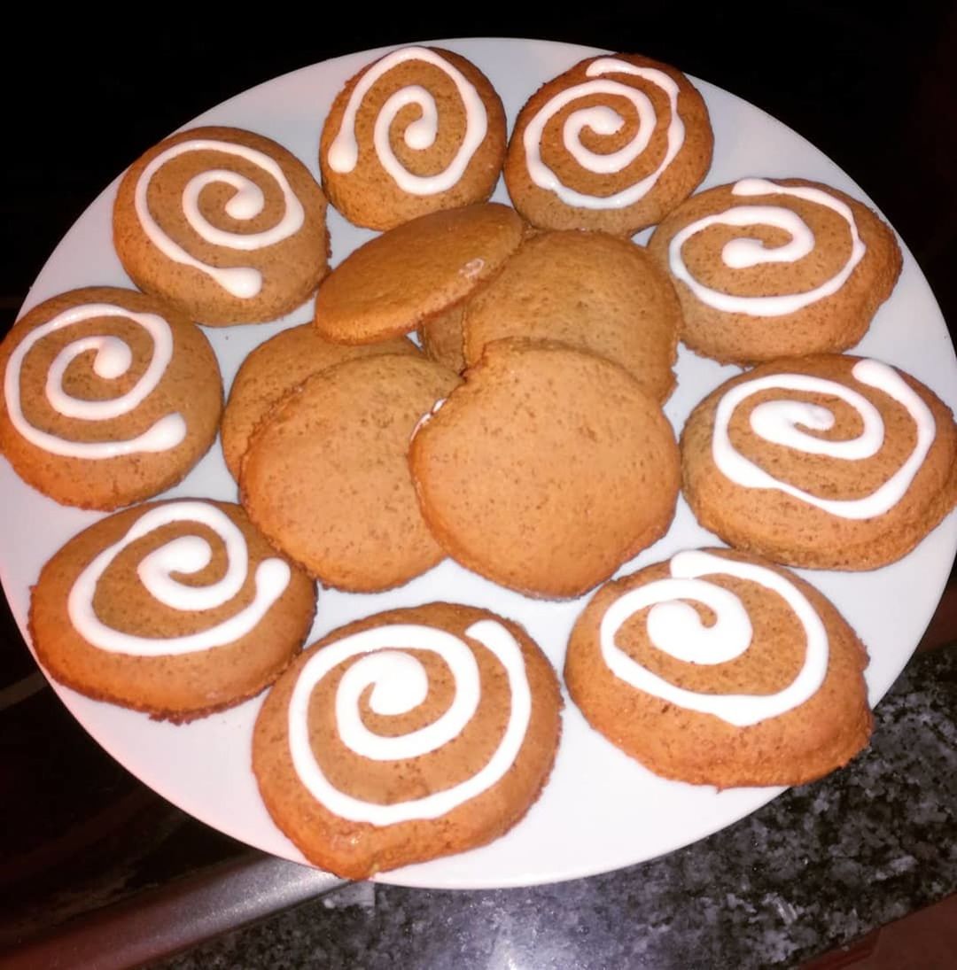 food, food and drink, freshness, close-up, baked, indoors, no people, sweet food, ready-to-eat, still life, creativity, high angle view, sweet, indulgence, brown, snack, dessert, circle, shape, temptation, tray