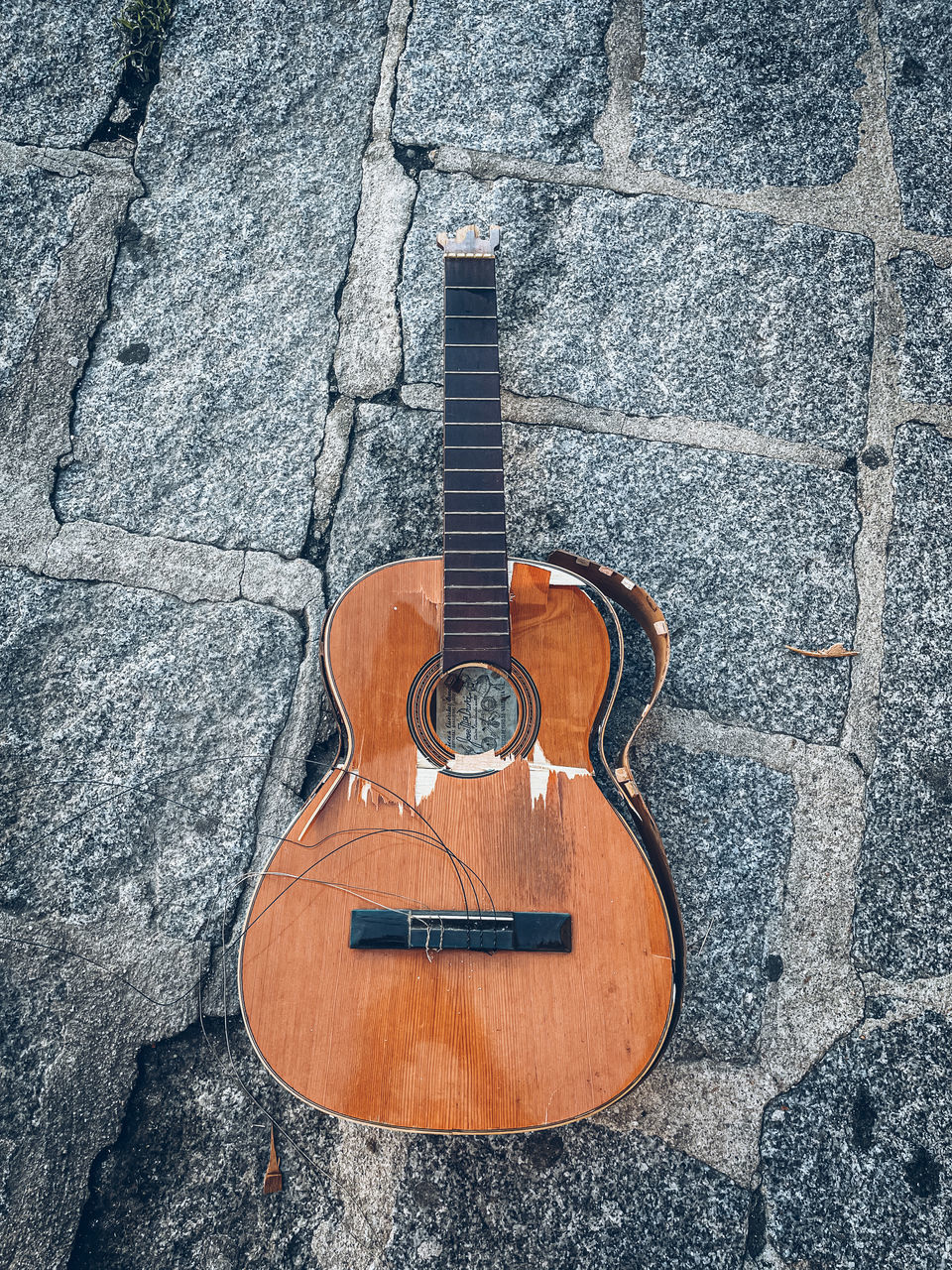 HIGH ANGLE VIEW OF GUITAR