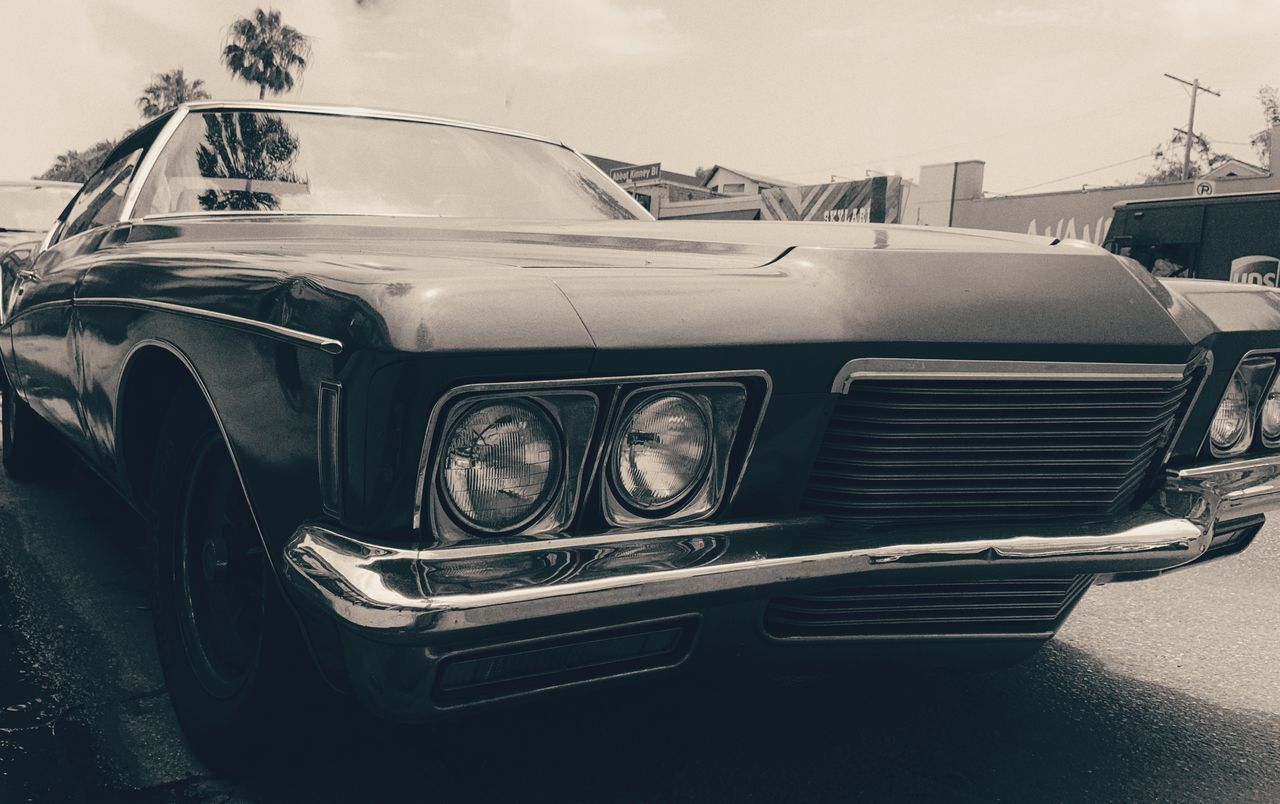 CLOSE-UP OF VINTAGE CAR