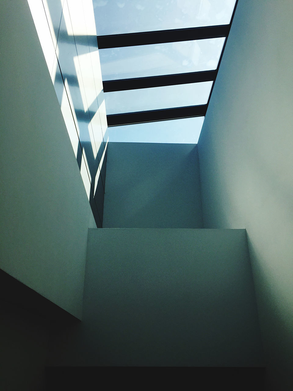 LOW ANGLE VIEW OF EMPTY STAIRCASE