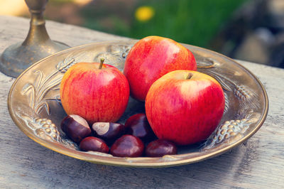 Close-up of apples in bowl