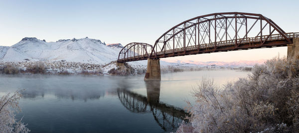 Bridge over lake against clear sky