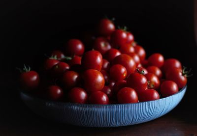 Close-up of cherries in bowl