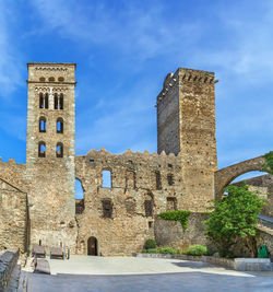 Sant pere de rodes is a former benedictine monastery in the north east of catalonia, spain.