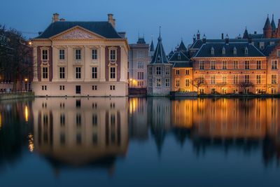 Binnenhof reflection in hofvijver against sky