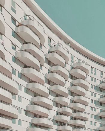 LOW ANGLE VIEW OF BUILDINGS AGAINST CLEAR SKY