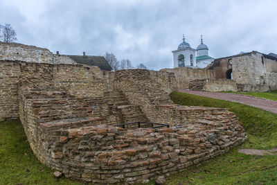 Old ruins of building against sky