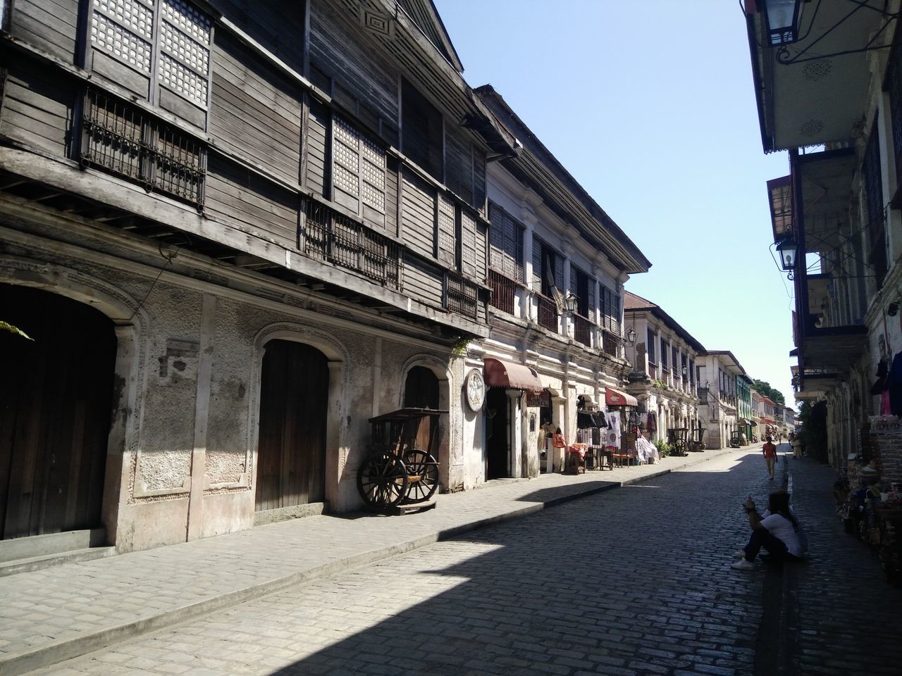 building exterior, architecture, street, outdoors, built structure, day, transportation, real people, men, sky, city, people