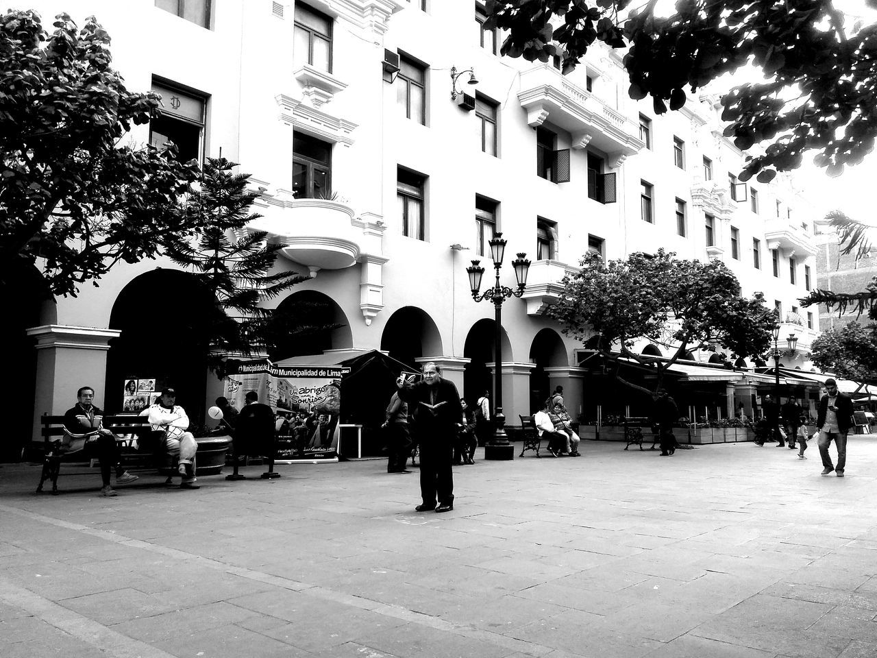 building exterior, real people, architecture, large group of people, built structure, tree, outdoors, men, lifestyles, day, women, full length, city, sky, people, adult