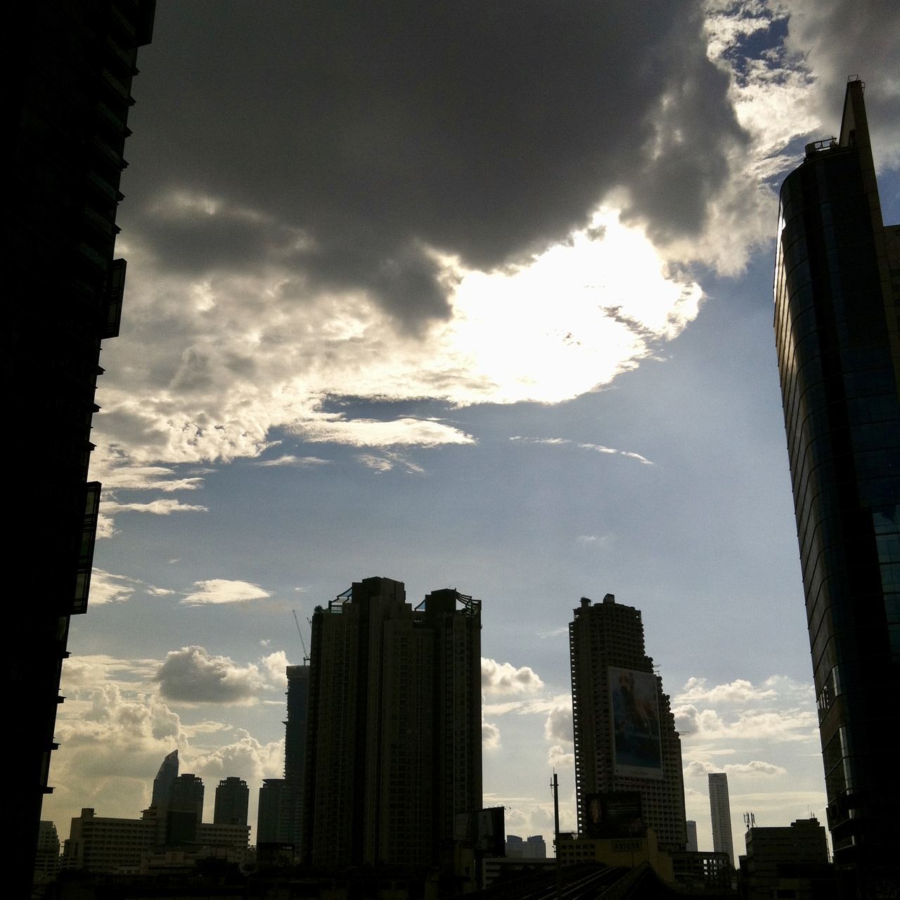 LOW ANGLE VIEW OF CITYSCAPE AGAINST SKY