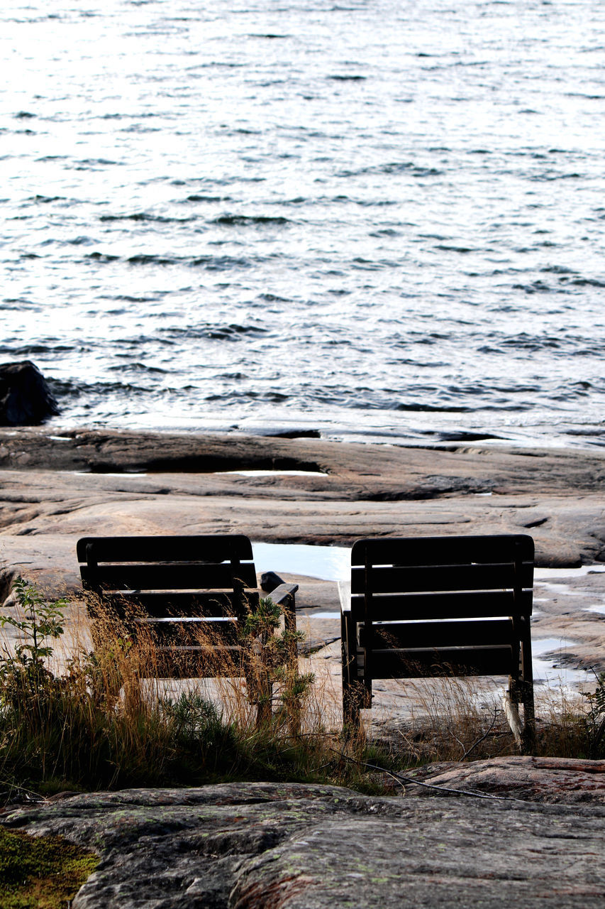 EMPTY BENCH AT BEACH