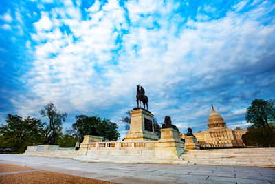 Statue of historical building against cloudy sky