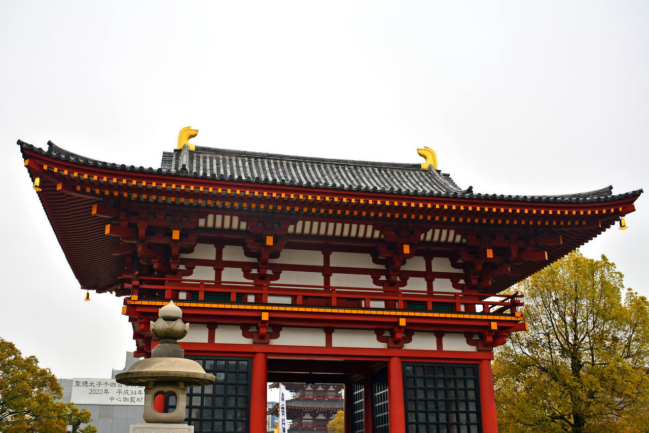 LOW ANGLE VIEW OF TEMPLE BUILDING AGAINST SKY